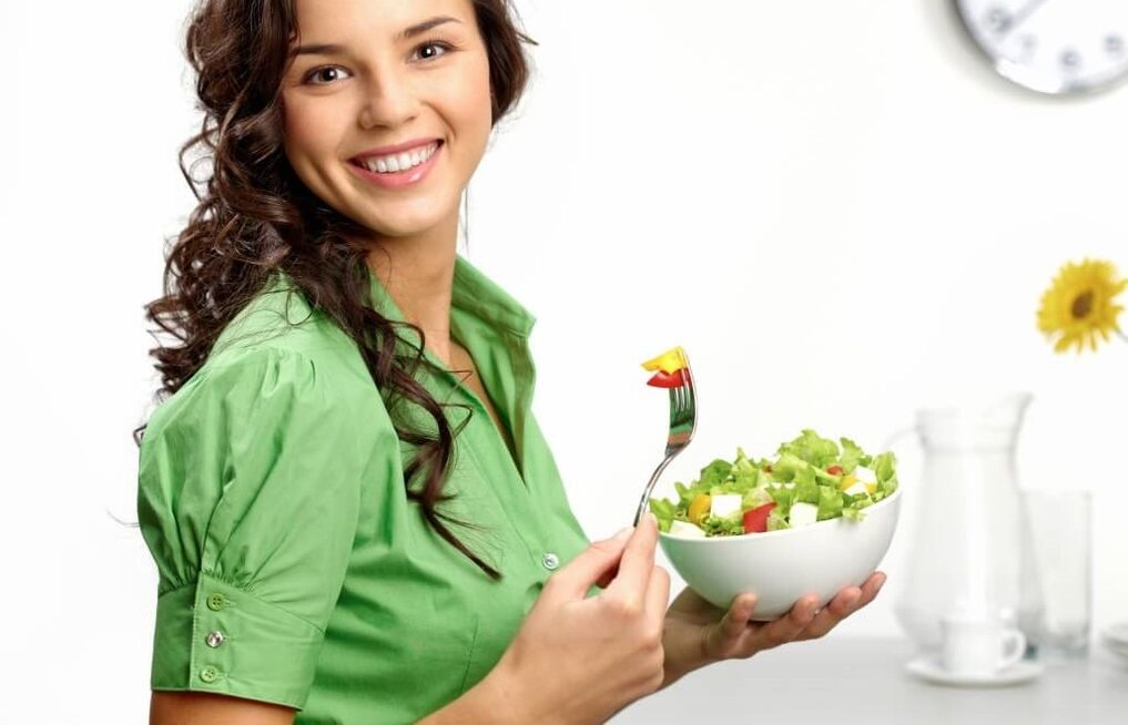 момиче, което яде зеленчукова салата на диета с 6 венчелистчета