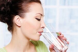 момиче пие вода на диета за мързеливи