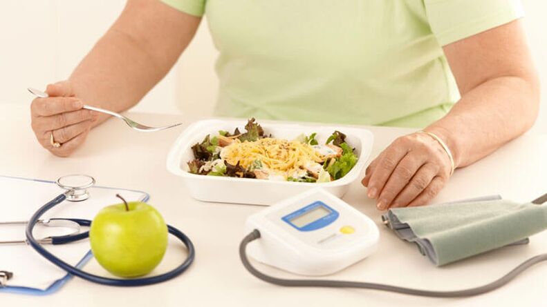 Жена с диабет следва препоръките на лекаря относно диетичното хранене