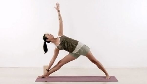 йога триъгълна поза за отслабване
